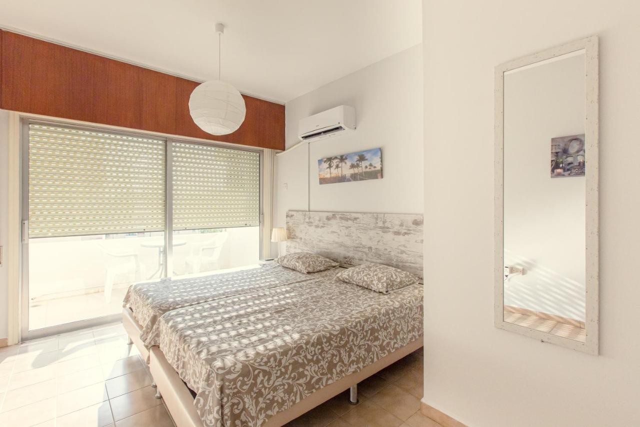 Furnished Seafront Studio Larnaca Exterior photo